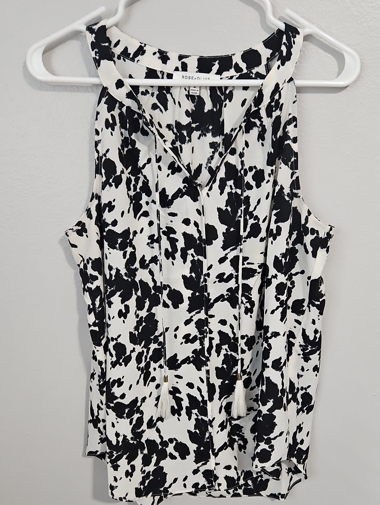 Rose & Olive Black And White Tassel V-Neck Sleeveless Camisole